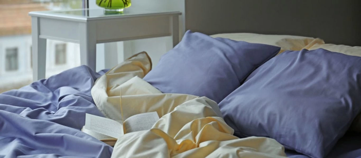 Θα σας «λύσει» τα χέρια: Ο εύκολος και γρήγορος τρόπος για να αποθηκεύεις τα σεντόνια σου